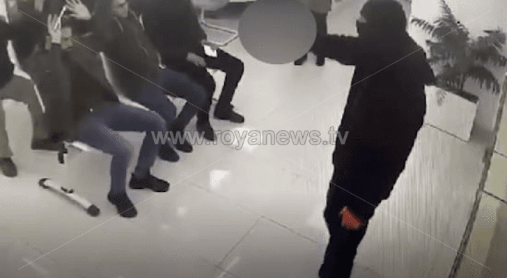 مسلحون يسطون على بنك في الخليل