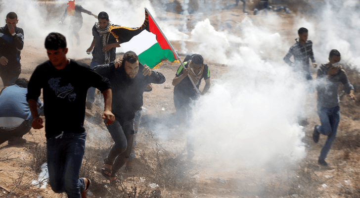فلسطينيون يحاولون الهرب من الغاز السام الذي يطلقه الاحتلال