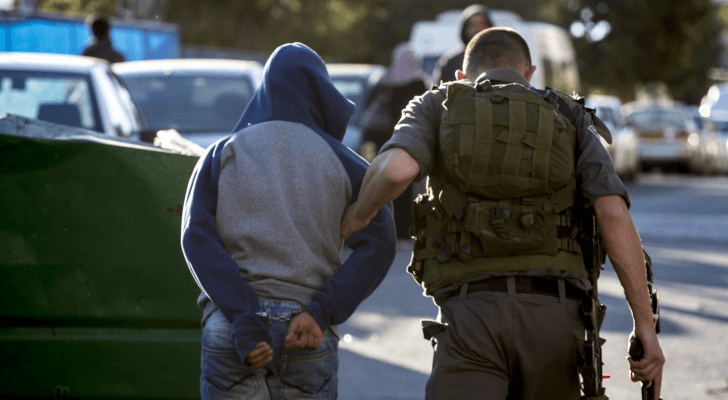 صورة أرشيفية لجندي من قوات الاحتلال يعتقل فتى فلسطيني