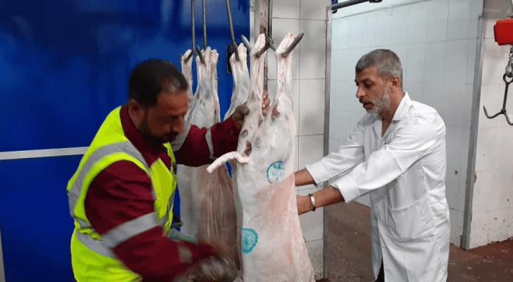 عاملون في مسلخ أمانة عمان