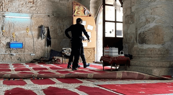 صورة أرشيفية عناصر من شرطة الاحتلال داخل مصلى باب الرحمة