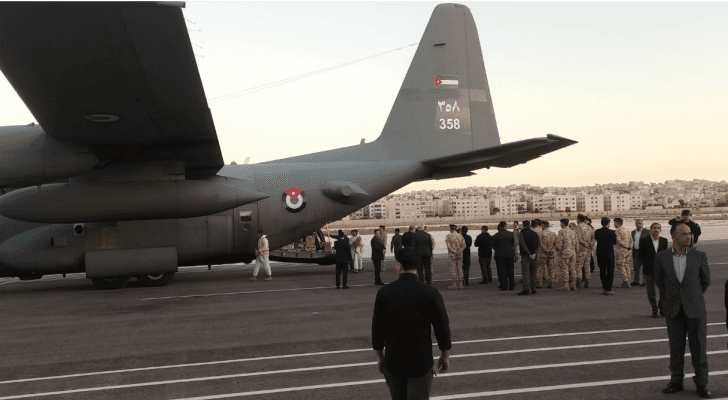 طائرة سلاح الجو لدى وصولها مطار عمان