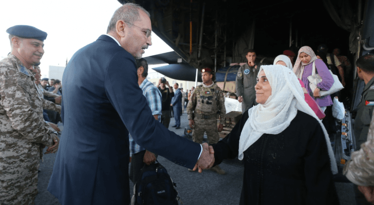 وزير الخارجية وشؤون المغتربين أيمن الصفدي خلال استقباله أردنيين وعرب فور وصولهم إلى مطار ماركا العسكري