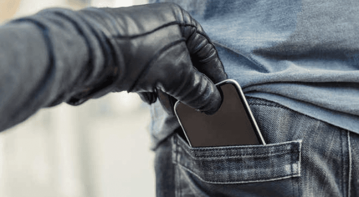 صورة تعبيرية لسرقة هاتف محمول من جيب شخص