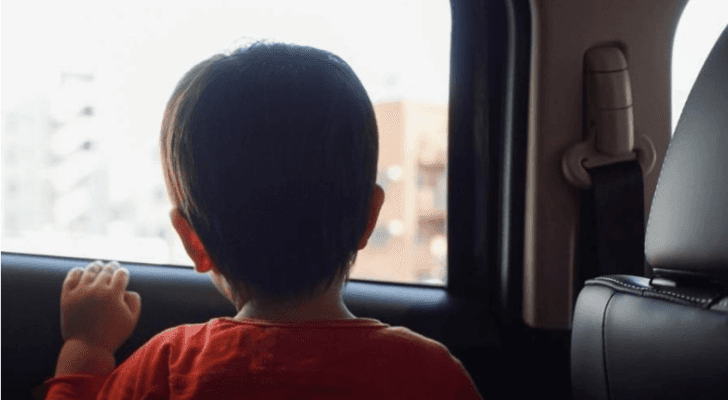 صورة تعبيرية لطفل داخل مركبة