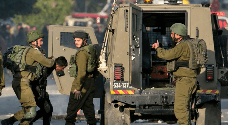 الاحتلال يعتقل فلسطينيا