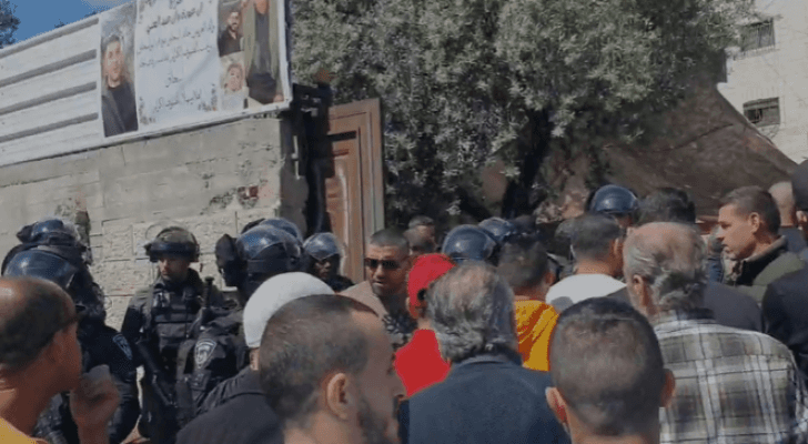 قوات الاحتلال أثناء اقتحام خيمة وليمة الغداء