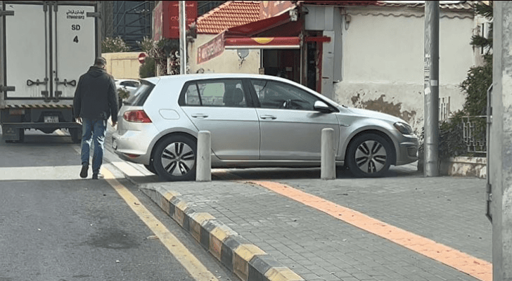 مركبة تصطف على أحد أرصفة في العاصمة عمان