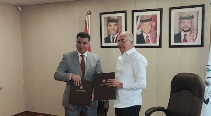 صورة أثناء توقيع الاتفاقيات