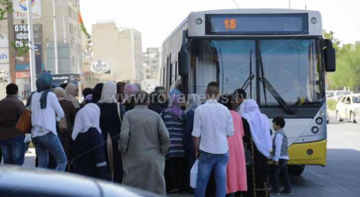 صورة تجمهر عدد من الركاب لاستقلال حافلة نقل عام