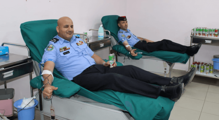 عناصر الأمن العام خلال حملة التبرع بالدم