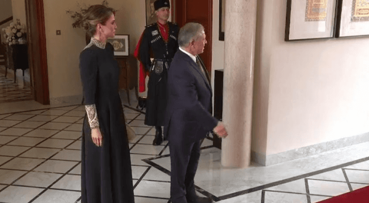 الملك والملكة يستقبلان ضيوف حفل الزفاف