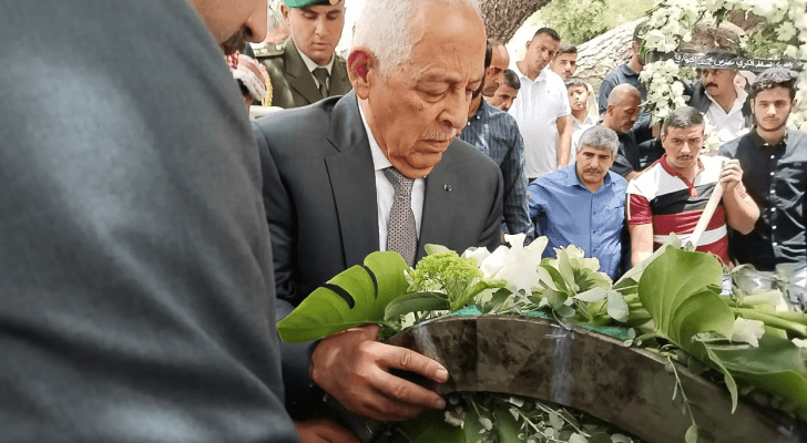 رئيس الديوان الملكي يوسف العيسوي خلال مشاركته بتشييع جثمان الفزاع
