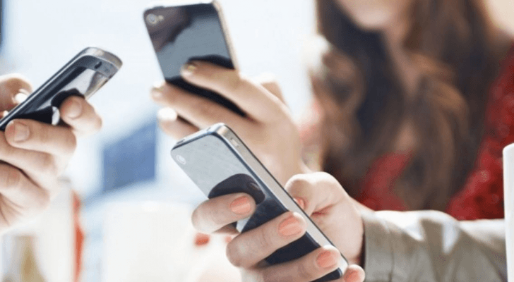 أشخاص يحملون أجهزة خلوية "تعبيرية"