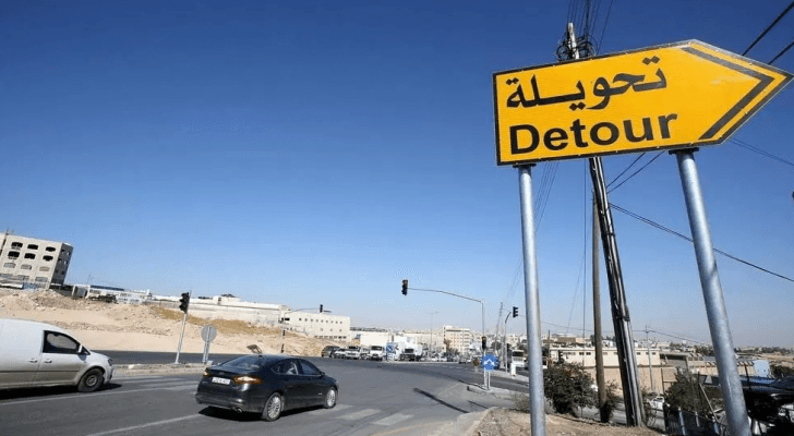 شاخصة لتحويلة على أحد الطرق