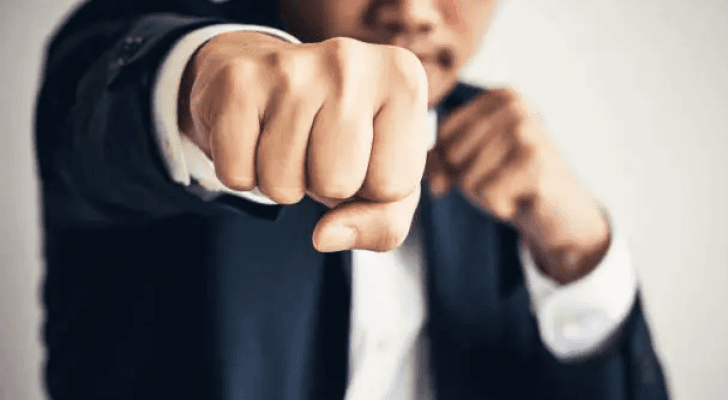 صورة تعبيرية لشخص يستخدم اللكمة