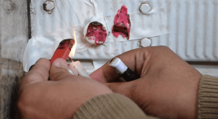 إغلاق محل بالشمع الأحمر