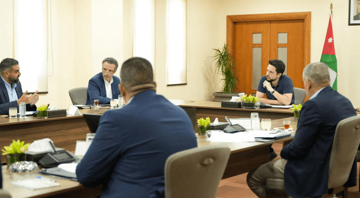 ولي العهد خلال ترأسه اجتماعا في العقبة