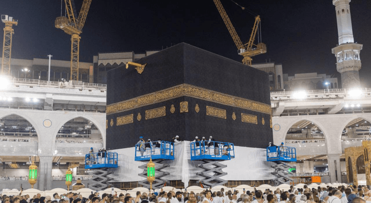 أثناء رفع ستائر الكعبة المشرفة