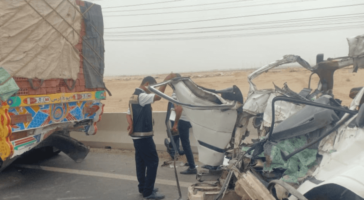 آثار الحادث الأليم الذي وقع على الطريق الصحراوي في مصر
