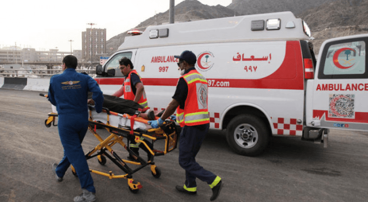 صورة تعبيرية لنقل مصاب خلال سيارة إسعاف