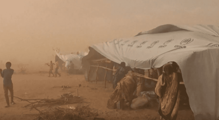 نازحون ولاجئون تحت الخيام