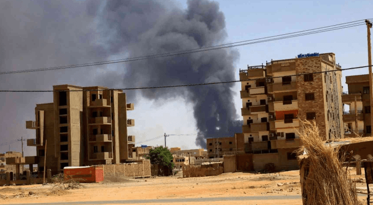 تصاعد أعمدة الدخان في السودان إثر الاشتباكات