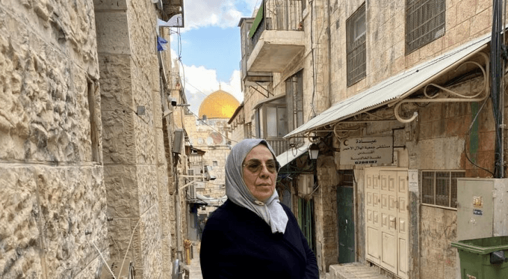 إحدى أفراد عائلة صب لبن