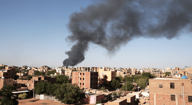 تصاعد أعمدة الدخان جراء الاشتباكات في السودان