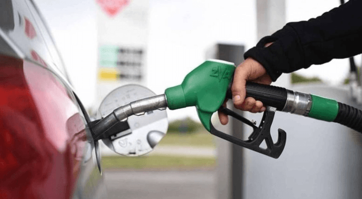 تعبئة مركبة بالبنزين