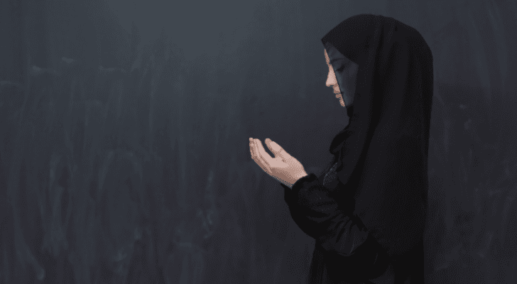سيدة ترتدي حجاب