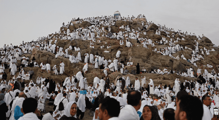 حجاج بيت الله الحرام يقفون على عرفات