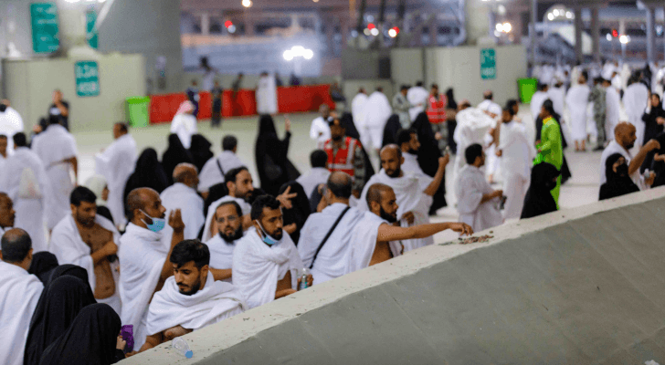 حجاج بيت الله الحرام يرمون الجمرات