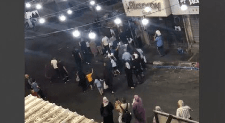 فلسطينيون يغادرون منازلهم