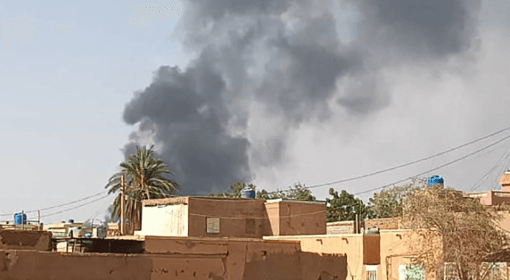 أعمدة دخات تتصاعد جراء الانفجارات في إحدى المدن السودانية