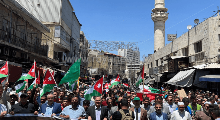جانب من المسيرة في وسط البلد بعمان دعما لصمود جنين
