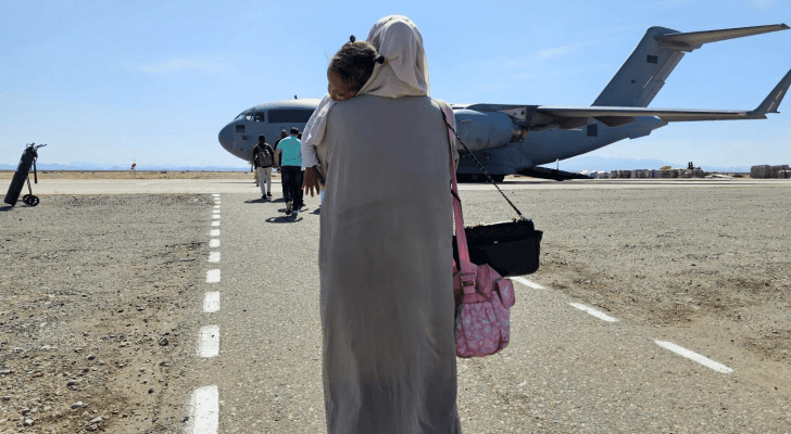 سودانيون في مطار بورتسودان