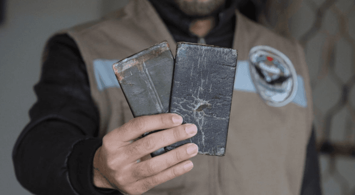 شرطي من مكافحة المخدرات الفلسطينية أثناء ضبط الحشيش