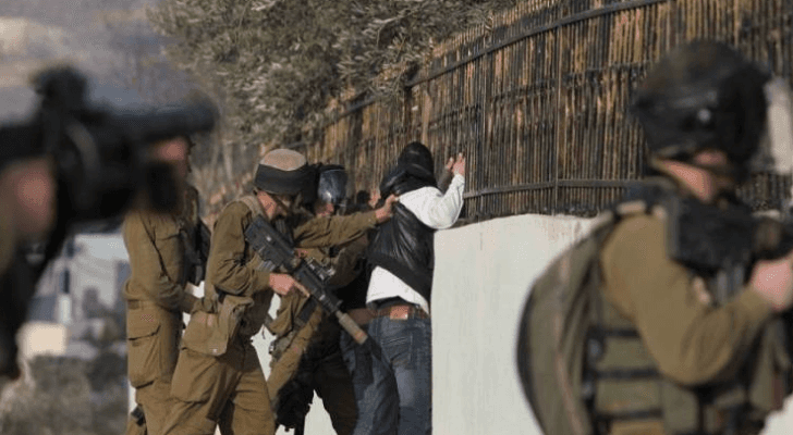 قوات الاحتلال خلال اعتقال شاب فلسطيني "أرشيفية"