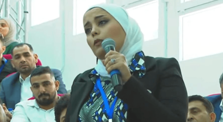 المحامية هبة الشمايلة خلال حوارها مع رئيس الوزراء في جامعة مؤتة
