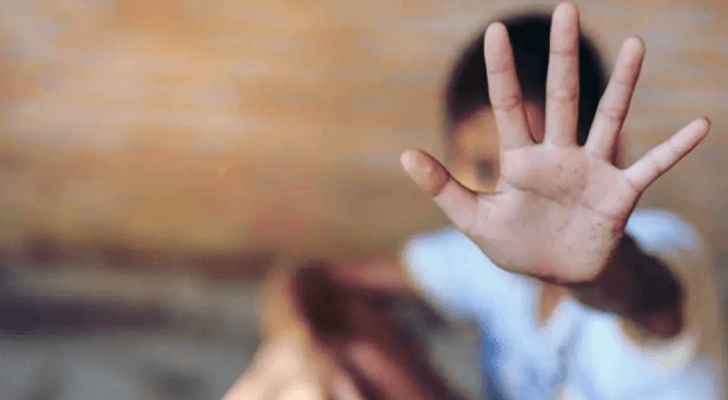 طفل يحمي نفسه من العنف "تعبيرية"