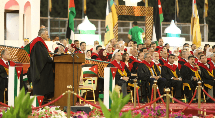 رئيس الجامعة الأردنية الدكتور نذير عبيدات أثناء إلقاءه كلمة الخريجين