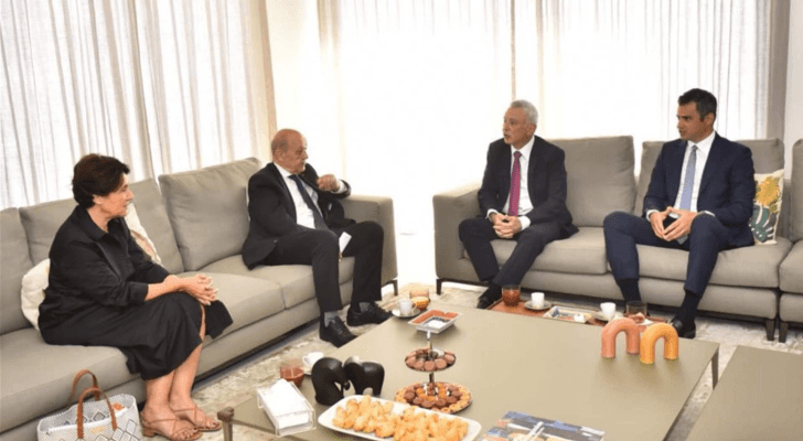 جانب من لقاء الموفد الرئاسي الفرنسي إلى لبنان