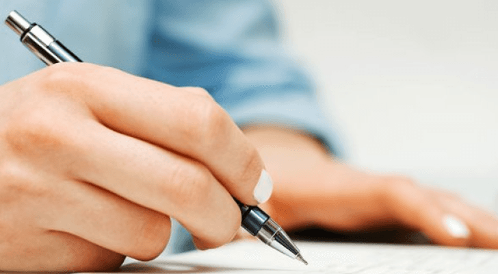صورة تعبيرية لتصحيح ورقة امتحان