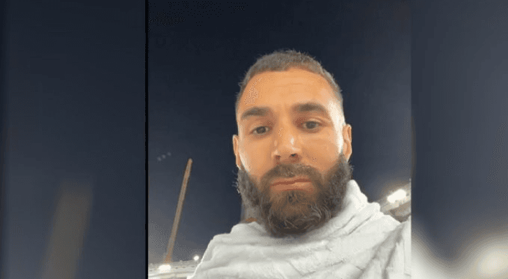 اللاعب الفرنسي كريم بنزيما أثناء تأديته مناسك العمرة