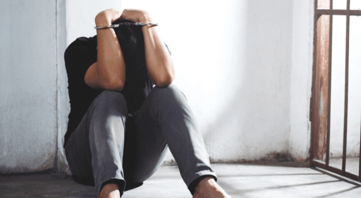 صورة تعبيرية لشاب داخل السجن