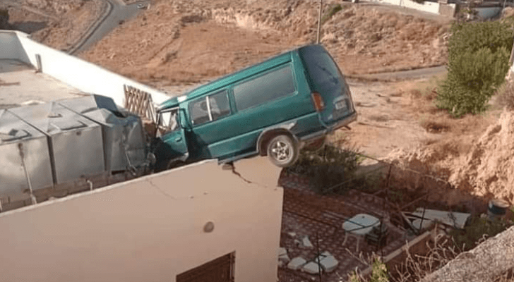 مركبة فوق سطح منزل في الكرك