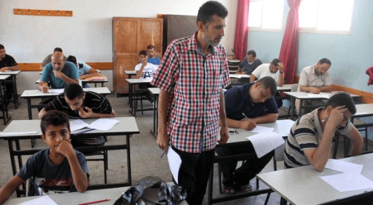 فلسطينيون يتلقون التعليم