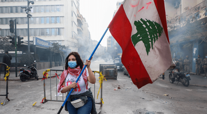 سيدة لبنانية ترفع علم لبنان "تعبيرية"