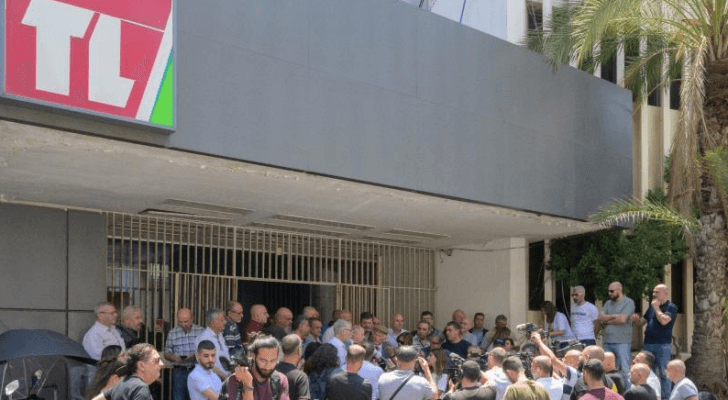 موظفون محتجون أمام مقر تلفزيون لبنان "أرشيفية"